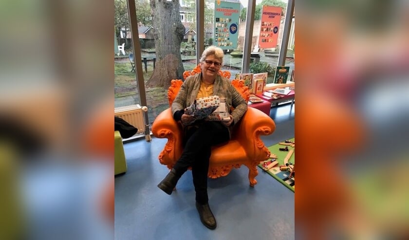 Wethouder Lamers hielp een handje mee met het uitdelen van Sintervoorieder1 cadeautjes. Foto: gemeente Voorschoten