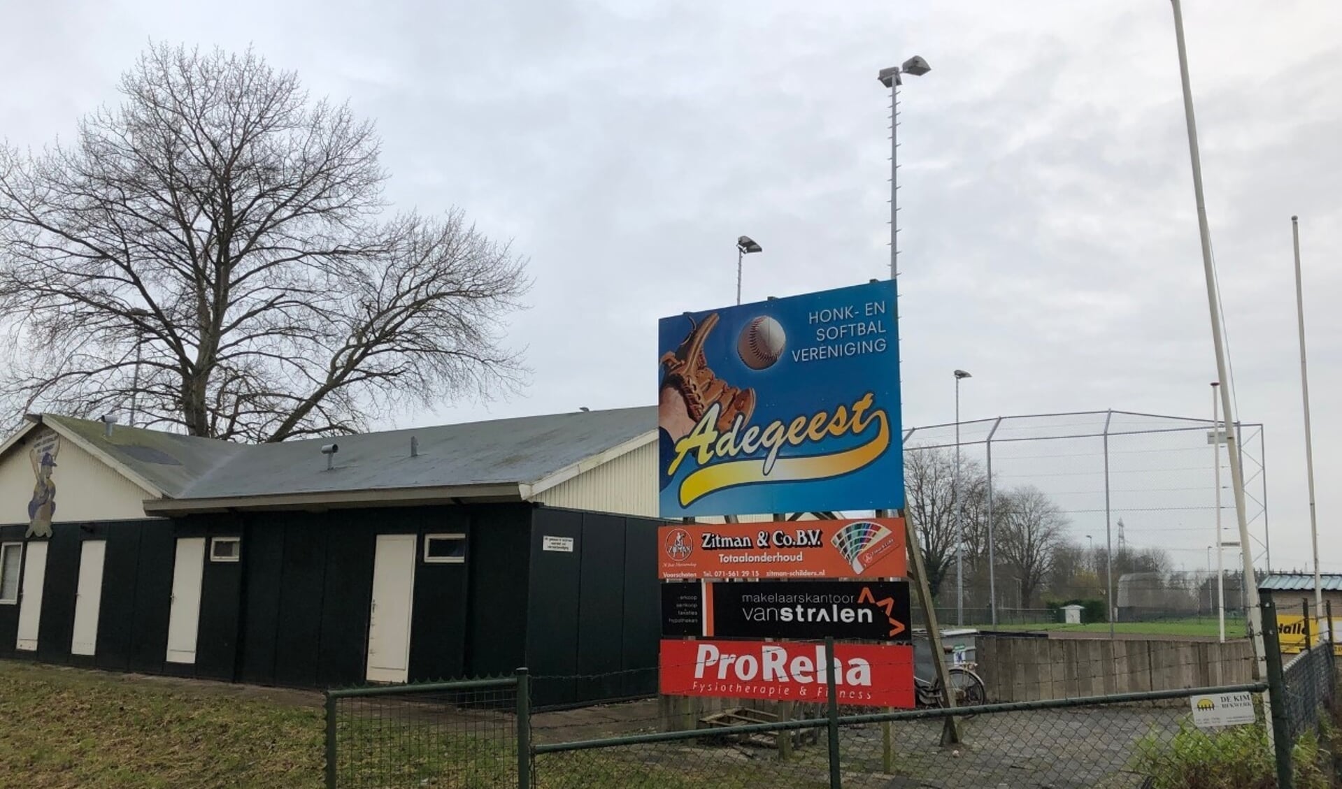 HSV Adegeest krijgt dankzij lokale ondernemers de broodnodige nieuwe verlichting en daarmee is honk- en softbal in Voorschoten gered. Foto: VSK