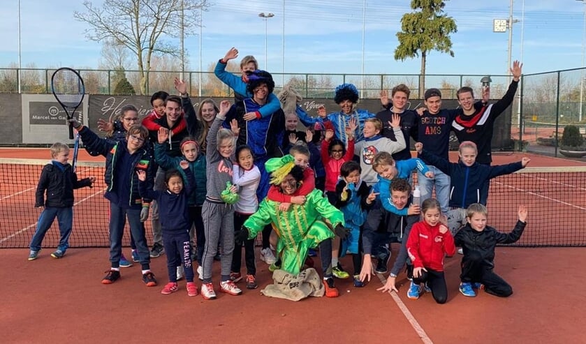 Pieten op de tennisbaan bij TV Forescate. Foto: TV Forescate