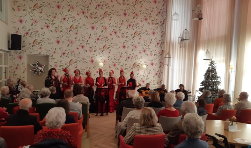 Tijdens een bomvol zondagmiddagconcert trad het flamencokoor Calle Real op. Foto: De Toonzetter