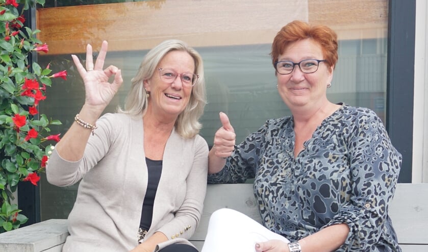 Initiatiefneemster Karin van Aken (l) organiseert op 14 december een Kerst Gebarencafé bij Café Barrelzz van Marjan Handgraaf (r). Foto: VSK