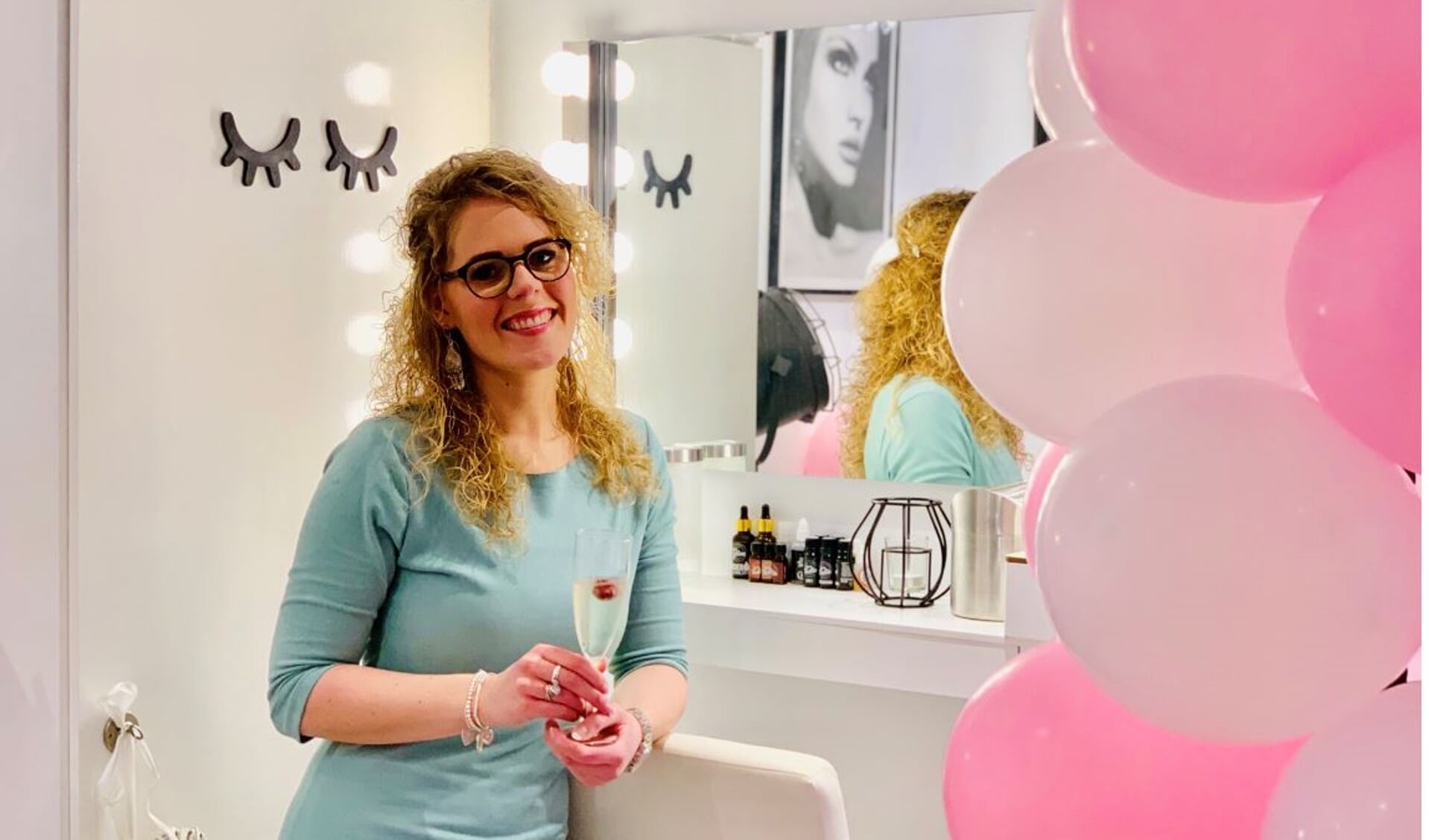 Nikki Wagtendonk is naast schoonheidsspecialiste, wimper- en browstylist ook gespecialiseerd in permanente make-up. Foto: PR