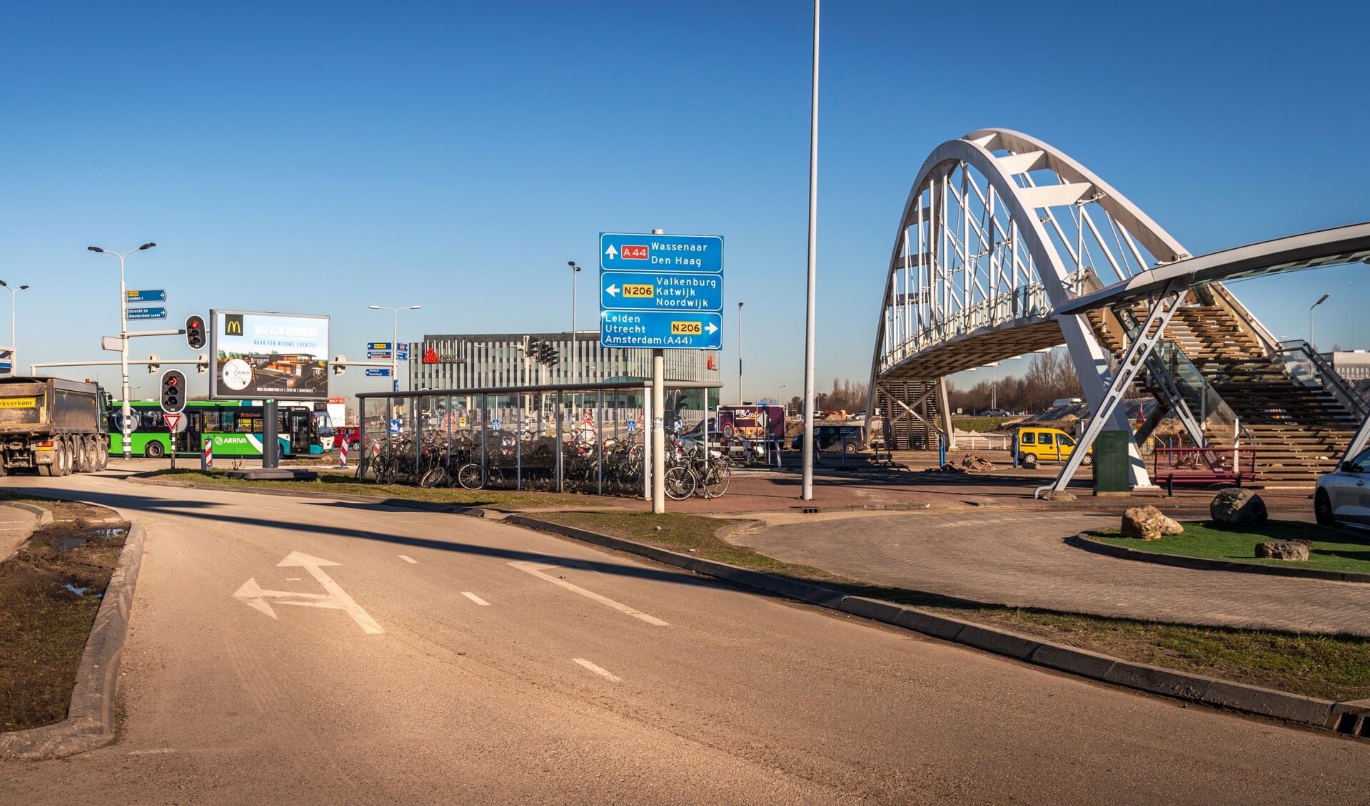 Het Transferium verhuist per 17 maart. De karakteristieke brug bij de A44 wordt eind maart verwijderd. Foto: Hanna Anthonysz, Comol5