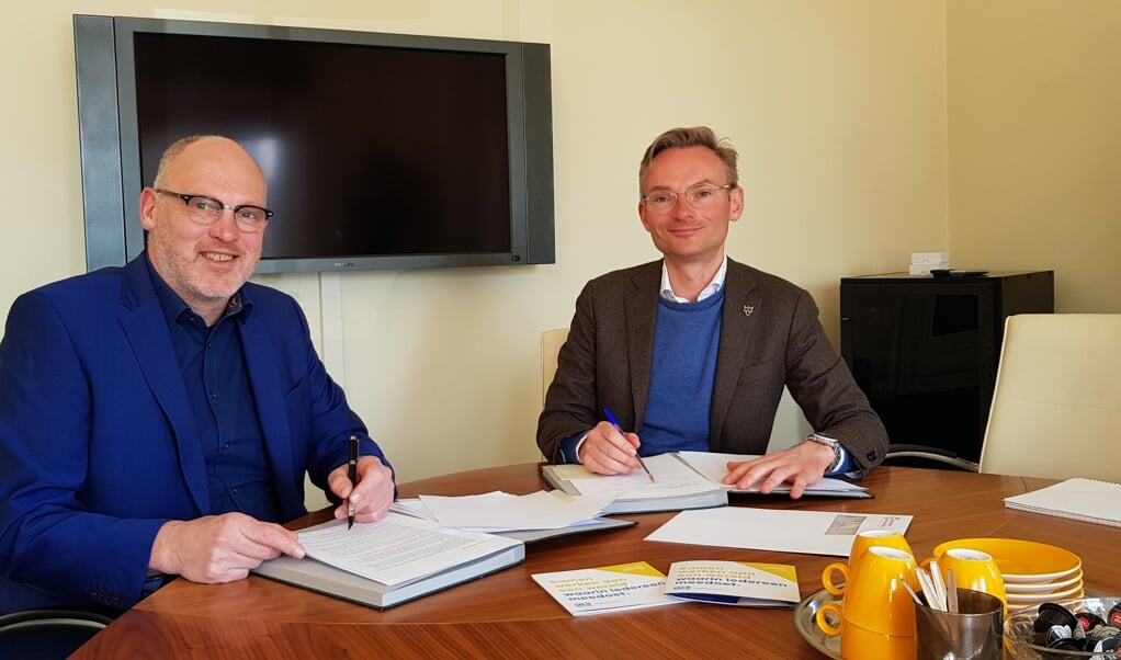 Eind februari tekenden wethouder Nanning Mol (l) en Peter van Dalen, directeur van DZB Leiden, een dienstverleningsovereenkomst. Foto: gemeente Voorschoten