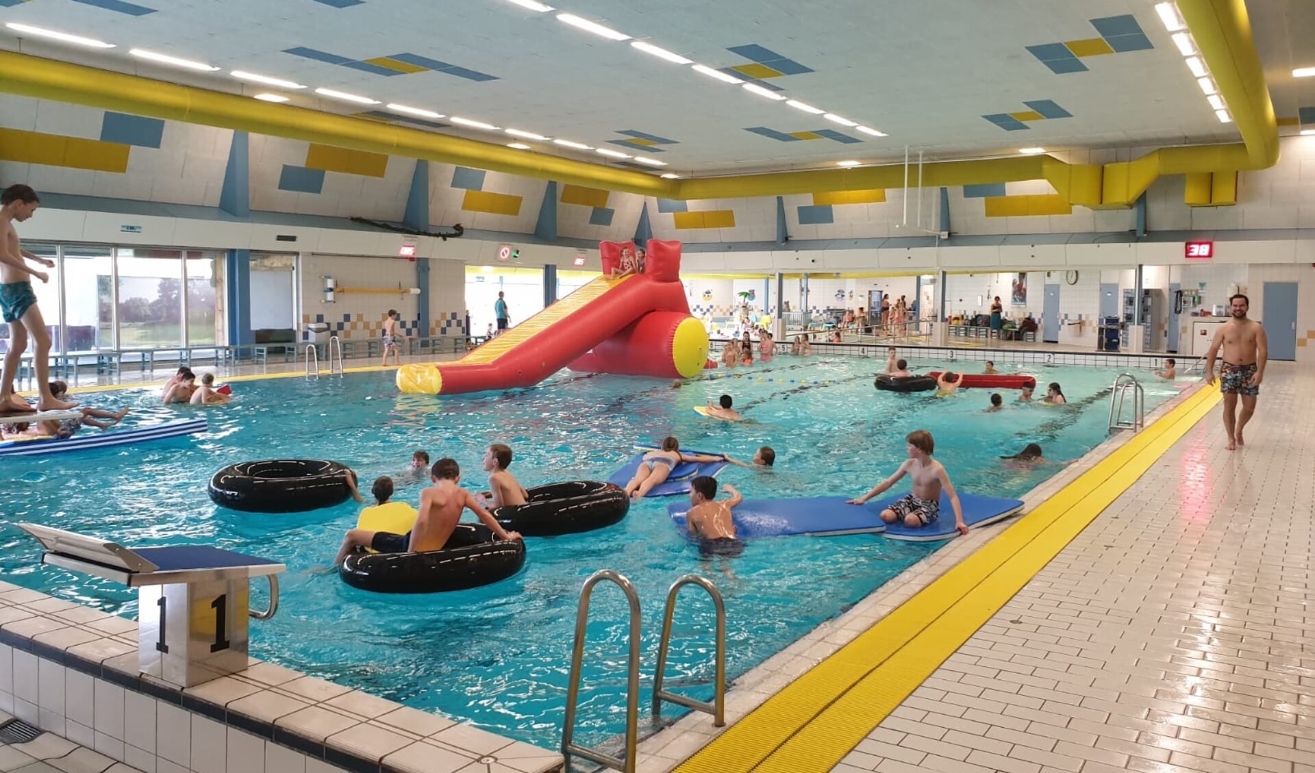 Leerkrachten staken, voor leerlingen reden om lekker te gaan zwemmen. Foto: Het Wedde