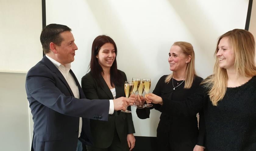 Een toast op de samenwerking, vlnr Marcel Schuller, FlorisV, Sonja Pluimgraaff (Upstairs), Irene van Teijlingen (Knip) en Renée Turion. Foto: PR