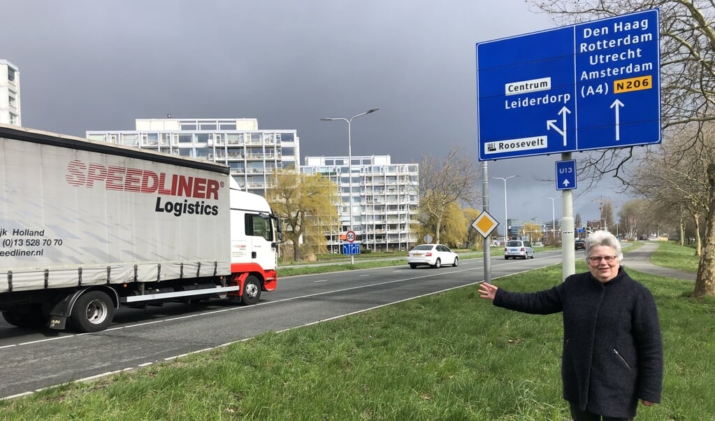 Wethouder Monique Lamers bij de stoplichten van het Lammenschansplein. Foto: gemeente Voorschoten
