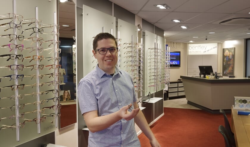 Roy van Kuik begon als hulpkracht, volgde de opleiding tot opticien en is nu eigenaar van Bentley Opticiens. Foto: G.A.H Hoeberechts