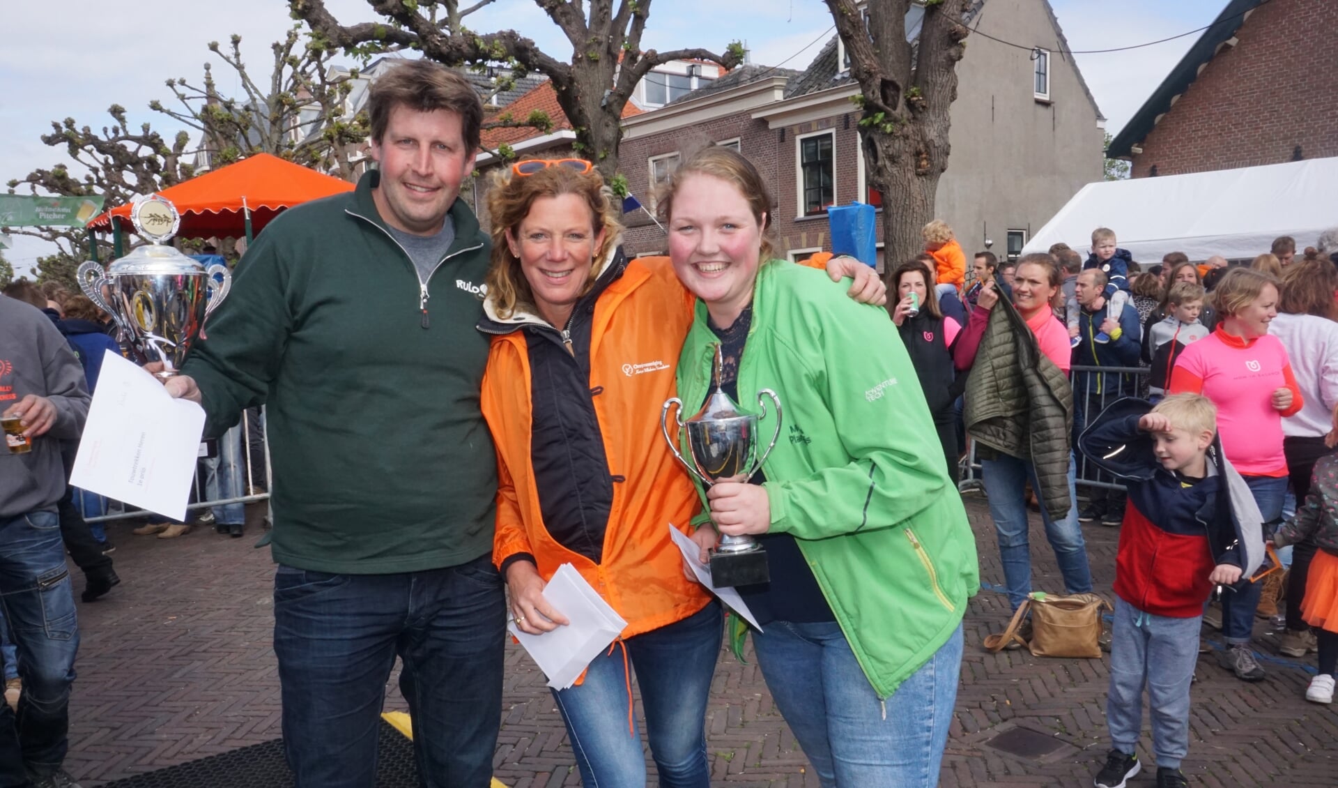 Aannemersbedrijf RuLo won bij de mannen en Moerkerks Plantenparadijs bij de vrouwen. Esmée van Herk van de oranjevereniging reikte de prijzen uit. Foto's: VSK