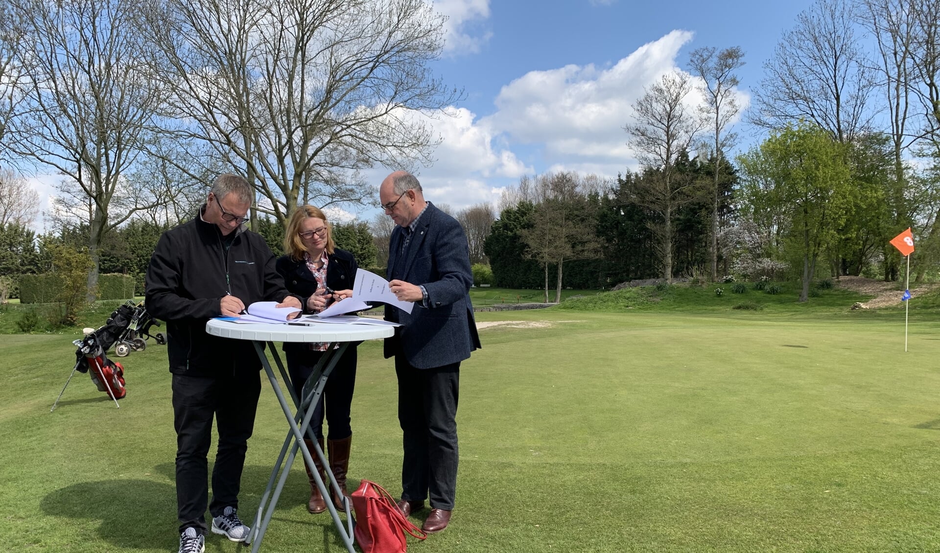 v.l.n.r.: Gerard van Hal (directeur Sportfondsen Voorschoten), Alwine van Winsen (Stichting BeeSerious) & Peter Schallenberg (Stichting BeeSerious, imker). Foto: Sportfondsen