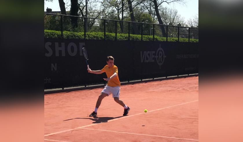 Zaterdag Heren 2, Ralph Driessen, in actie bij tennisvereniging Forescate. Gaat het team kampioen worden dit jaar?