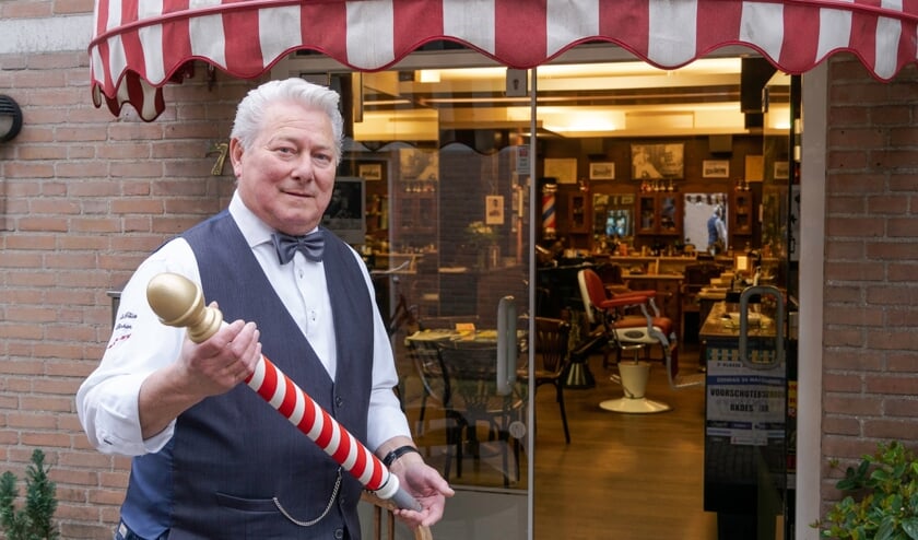 Het teken van de barbiers, de rood-witte paal, hangt ook bij de kapperssalon van Jan Teske. Foto: Jules Perel
