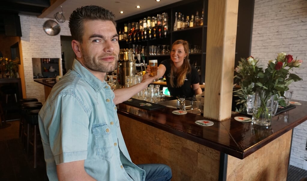 Het getapte biertje door Jainy smaakt eigenaar Sjoerd van Essen prima. Hij is trots op het verbouwde café. Foto: VSK