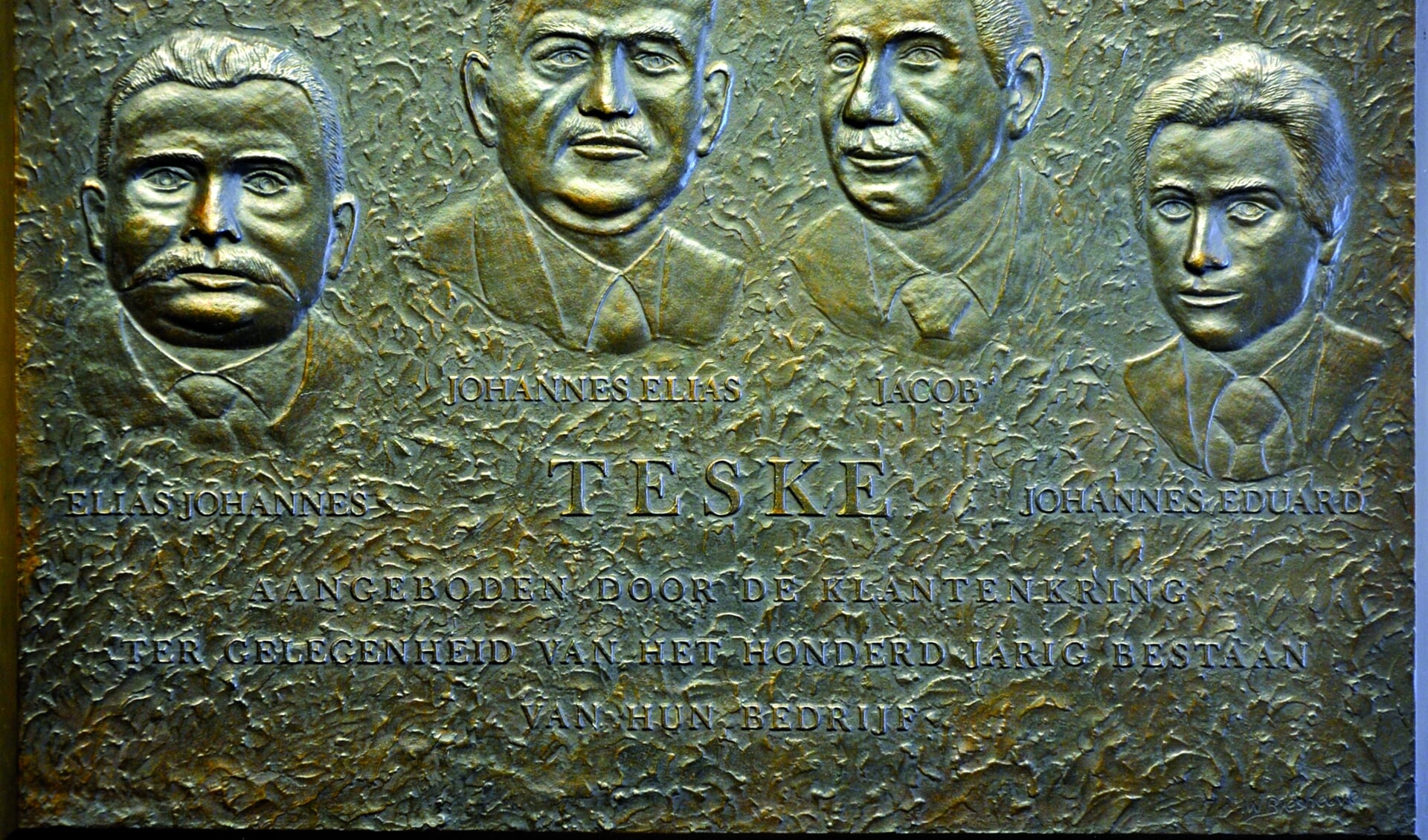 Een plaquette met vier generaties Teske hangt in de kapperszaak van Jan Teske. Links overgrootvader Elias Johannes. Foto: VSK