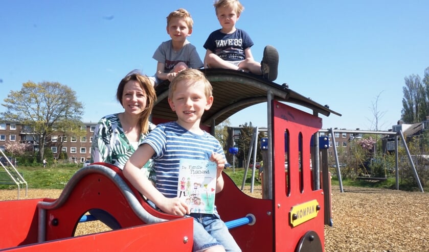 Moeder Lianne met Vigo op de voorgrond en daarachter Vins en Rijn. Samen verzonnen ze de nieuwe avonturen van de familie Plakband. Foto: VSK