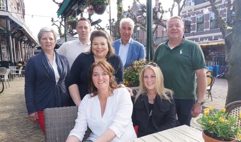 Vlnr Anneke van Beveren, (cie lid) en de bestuursleden Bas te Riele, Ingrid Nieuwenburg, Hans van den Boogaardt, Paul Bruiijnzeels, Sandy Monker en Nancy Hoogendoorn. Foto: Vsk