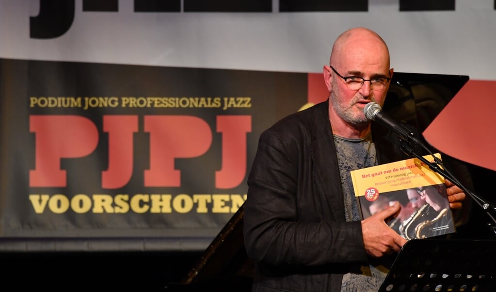 Harry Steenvoorden presenteerde zaterdag 25 mei het jubileumboek van Stichting PJPJ. Foto: PJPJ
