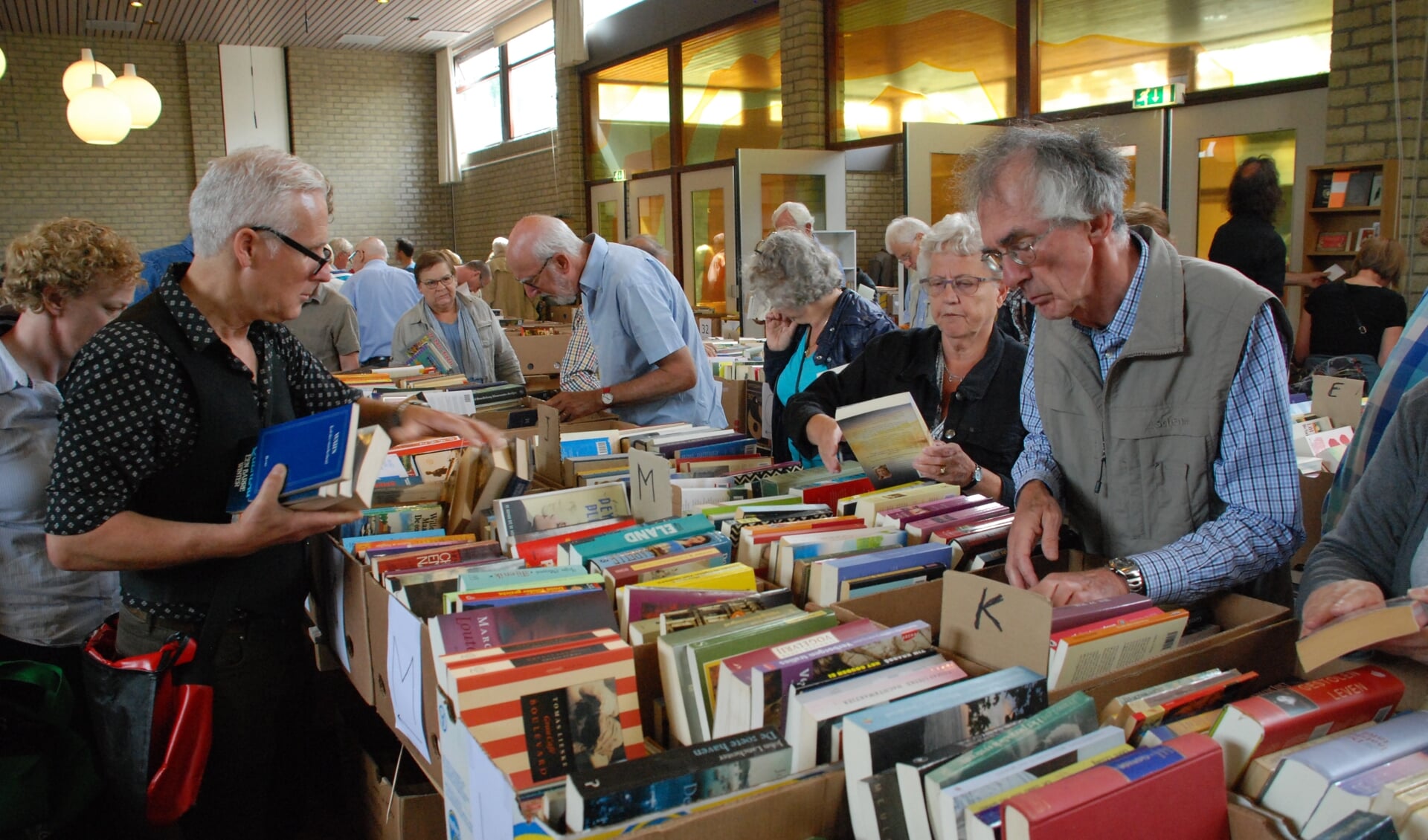 Snuffelen tussen de boeken. De Amnesty Boekenmarkt duurt nog tot en met 7 juli. Foto: Amnesty