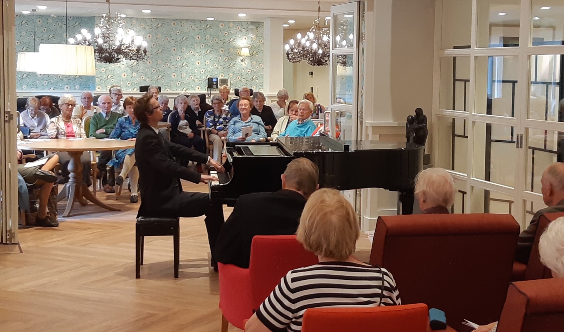 Concertpianist Tobias Borsboom trad afgelopen zondag op in Woonzorgcentrum Adegeest. Foto: De Toonzetter