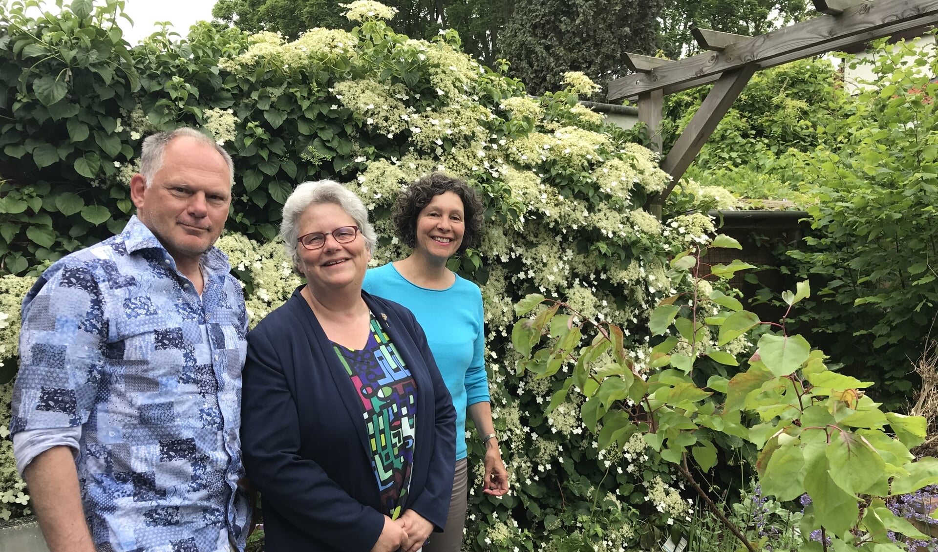 Van links naar rechts: Bert Metsemakers, wethouder Monique Lamers en Inez Milot. Foto: gemeente Voorschoten