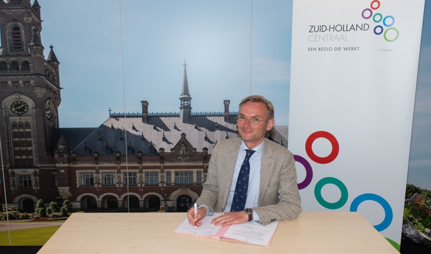 Wethouder Nanning Mol (Werk en Inkomen): 'Er is genoeg werk en er zijn genoeg mensen die willen werken. Dankzij deze samenwerking kunnen we beter onderwijs op werk afstemmen en de juist persoon bij de juiste baan vinden.' Foto: gem. Voorschoten