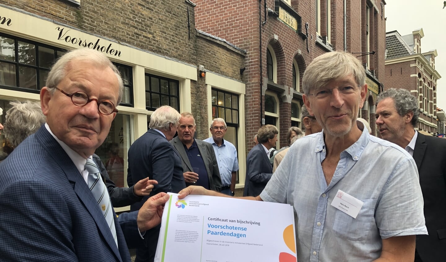 De certificaten worden door Cees Bijloos overgedragen aan Hans Rasch, voorzitter van het museum Voorschoten