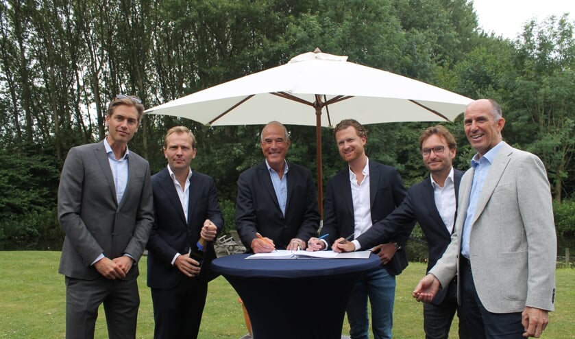Vlnr: Marius Heijn (projectdirecteur namens KWV), Evert van Imhoff (ontwikkelaar bij Kondor Wessels Vastgoed), Bart Carpentier Alting (directeur/eigenaar Vlietland B.V.), Peer de Rooij (projectdirecteur namens DGI), Willem Gaymans en Richard Elbersen (directeuren van Kondor Wessels Vastgoed). Foto: Daphne van Velzen.