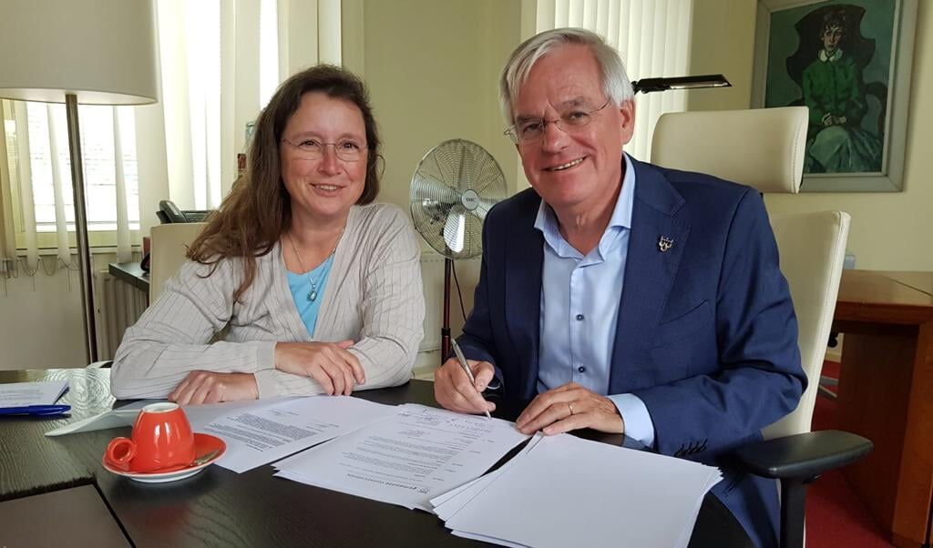 Margo van Aarle van Amvest en wethouder Cramwinckel tekenden een anterieure overeenkomst getekend over de ontwikkeling van Beresteijn. Foto: gemeente Voorschoten