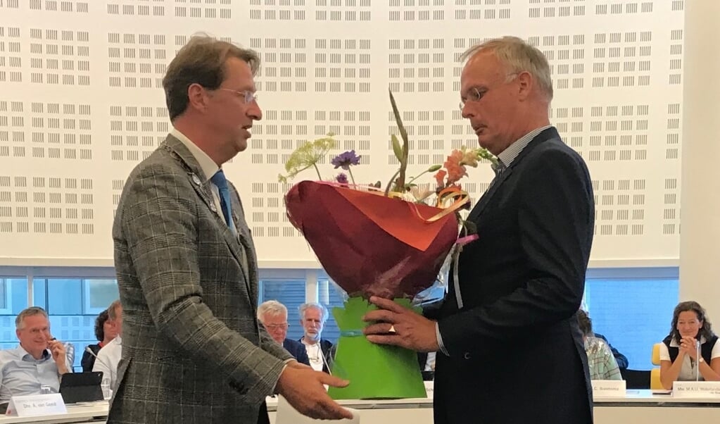 Felicitaties van dijkgraaf Rogier van der Sande voor Bruno van Dunné. Foto: PvdA Voorschoten