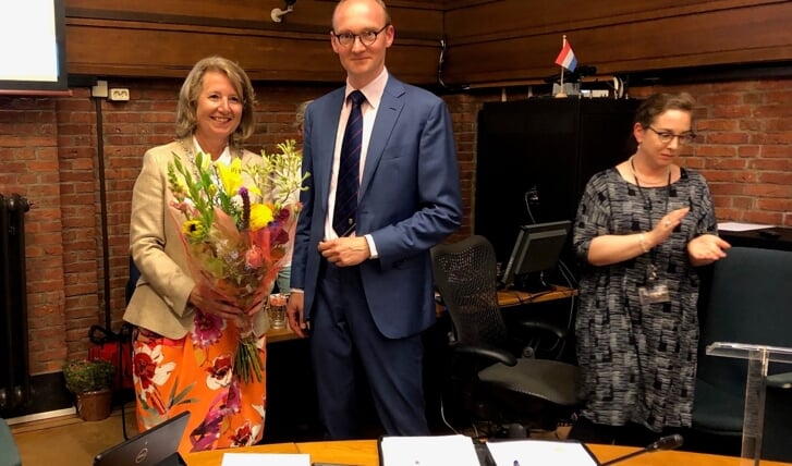 Bloemen van de raad voor burgemeester Pauline Bouvy-Koene. Zij wordt voorgedragen als kroonbenoemde burgemeester. Foto: VSK