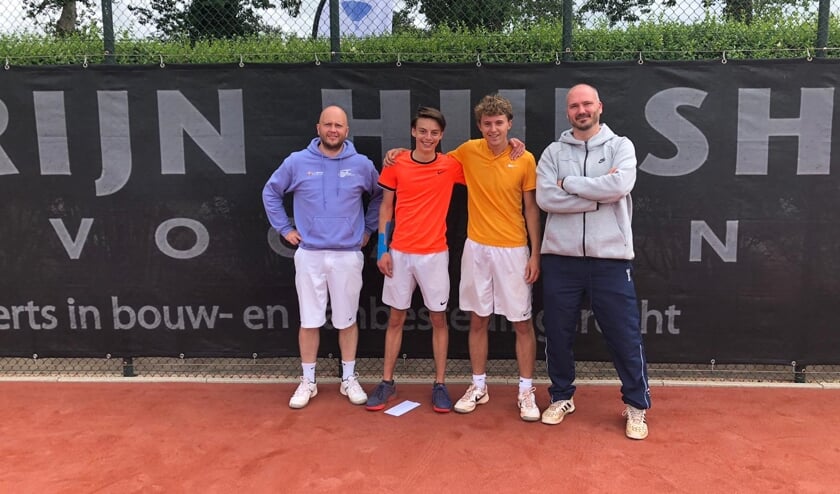  De prijsuitreiking van herenenkel 4 finale zondag 14 juli bij TV Forescate. Vlnr: toernooicommissielid Jeroen van der Bremer, 2e prijswinnaar Alex van Mierlo, winnaar Mathé Hertogh en de sponsor, Joost Haest, van Severijn Hulshof Advocaten. Foto's: TV Forescate