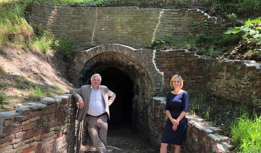 Wethouder Marcel Cramwinckel en D66-raadslid Saskia Boom bij de 19e-eeuwse "folly" in het Foto: PR
