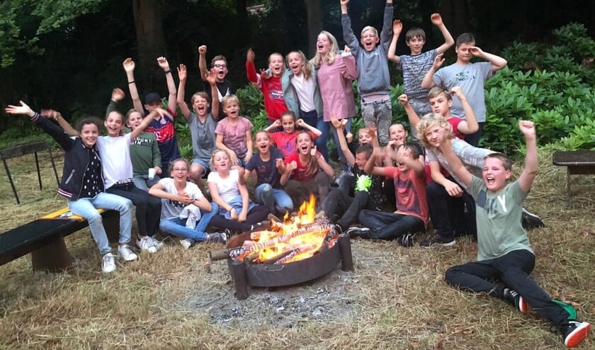 Afscheid aan het kampvuur. Groep 8A van de Regenboog had een speciaal feestje. Foto: PR