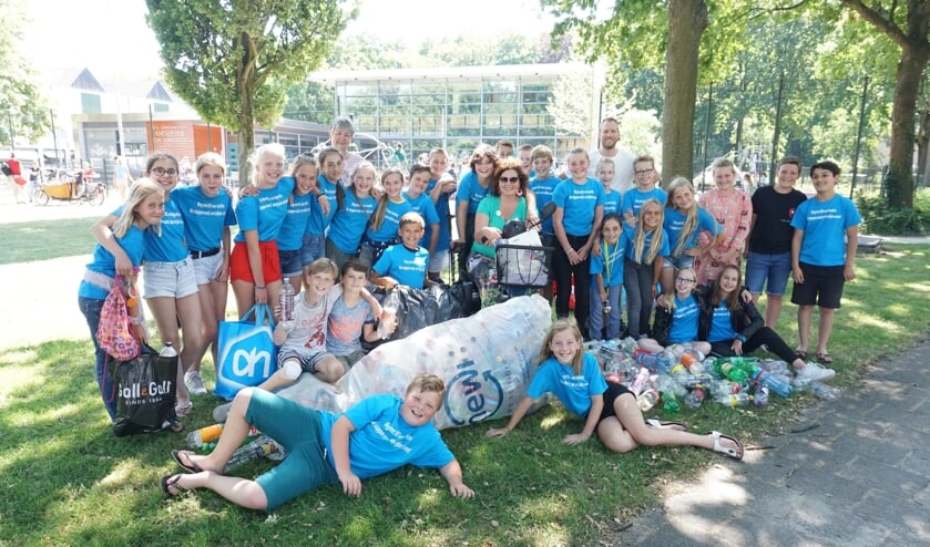 Speciaal voor de lege flessenactie kregen de klasgenootjes een speciaal blauw t-shirt. Foto: VSK