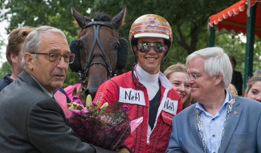 Pikeur Micha Brouwer wordt gefeliciteerd door Leo van Vliet, voorzitter Stichting Paardensport en loco-burgemeester Marcel Cramwinckel (r). Foto's: Nelleke de Vries