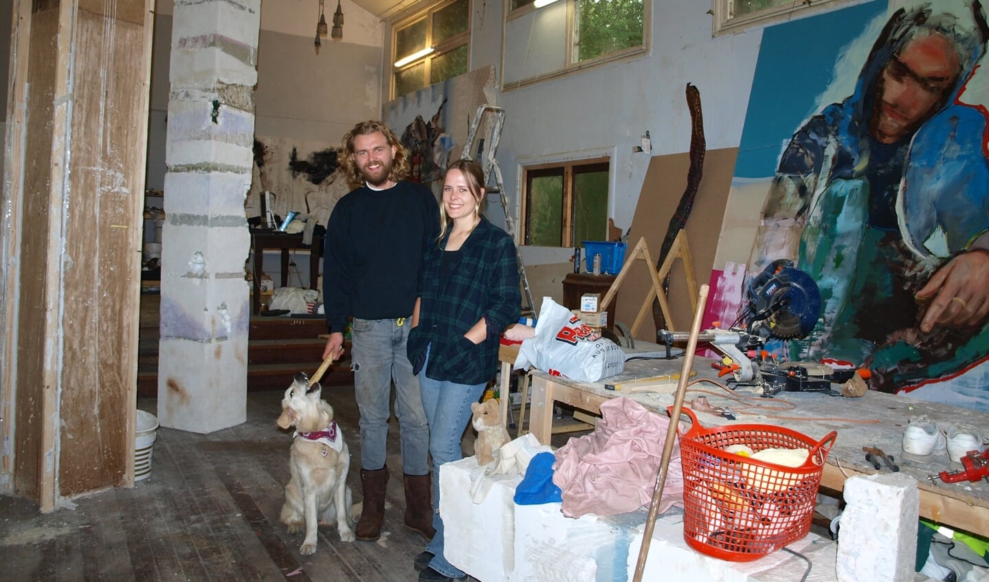 Kirsten Geerts en Joris Strouken met Flip.in hun atelier in de voormalige kapel op de buitenplaats Beresteyn. Het schilderij rechts is van Joris en de zuil links is het werk van Kirsten. Foto: Vsk