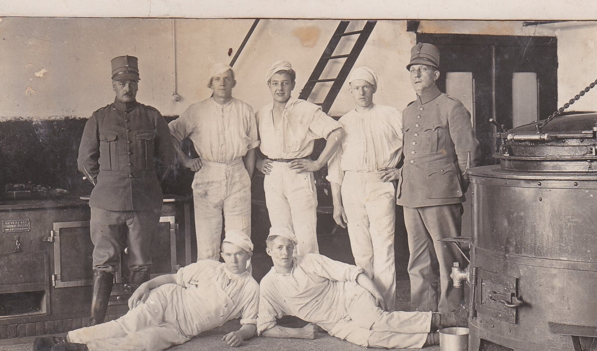 Staand, tweede van rechts naar links Jan Snippe in witte werkkleding bij de badinrichting met rechts de stookketel die waarschijnlijk de oorzaak was van de gasverstikking. Foto familie Snippe 
