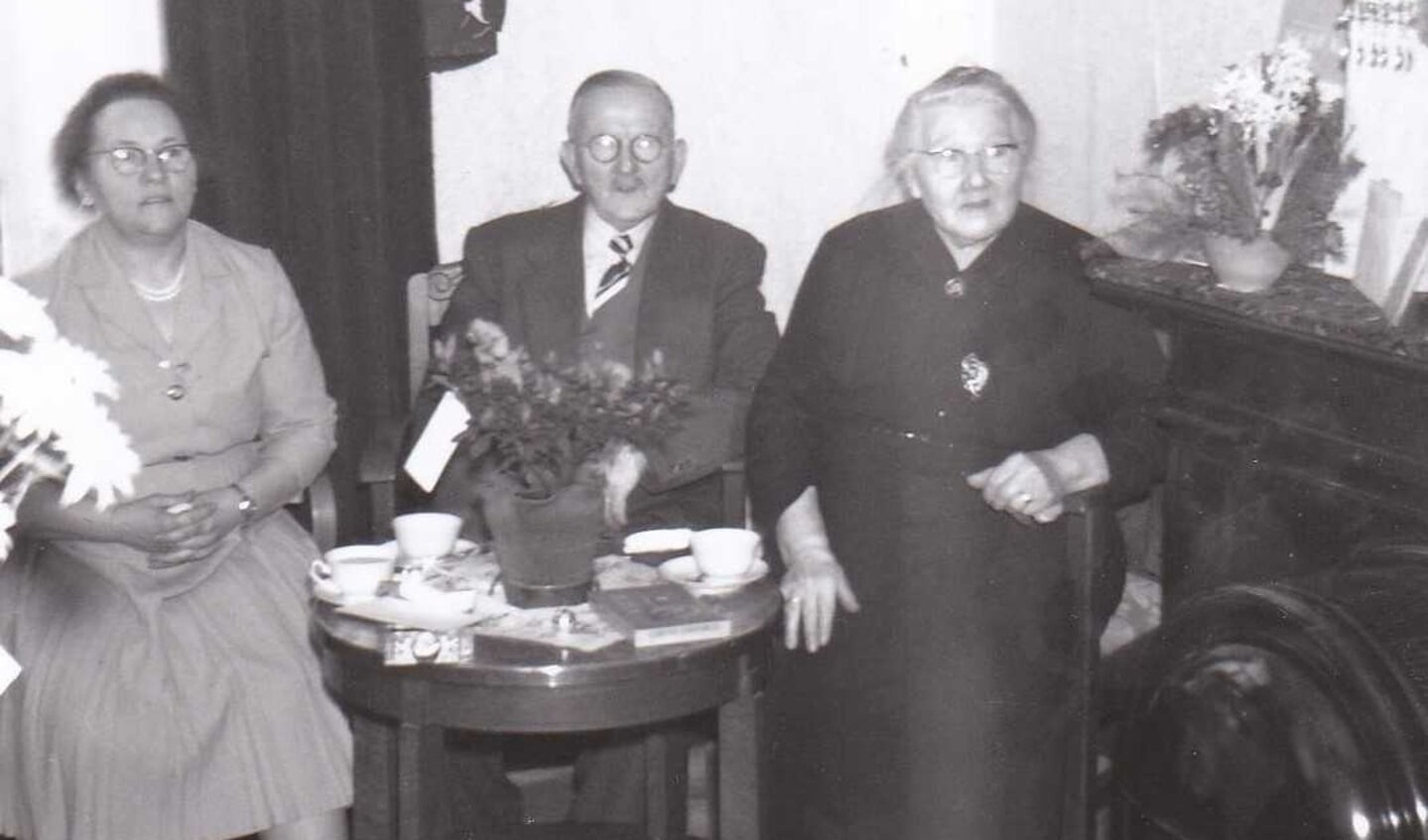 Van links naar rechts de Achterblijvers Henderika Snippe-Wind, Anne Snippe en Wabke Snippe-Moes. Foto familie Snippe 