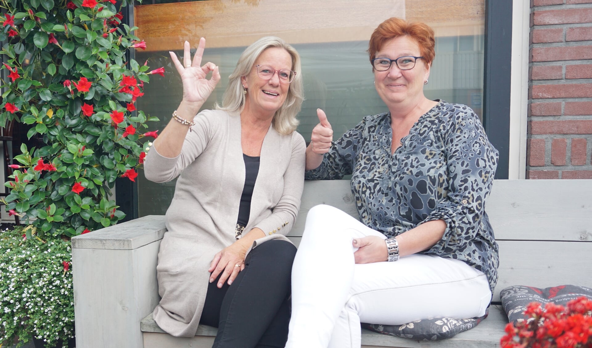 Dit gebaar kent iedereen: oke! Karin van Aken en Marjan Handgraaf organiseren het eerste gebarencafé in Barrelzz. Foto: VSK