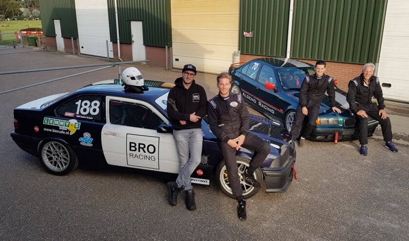 Vlnr: Jelle Oudshoorn (Teammanager BroRacing), Robin Kuiper, zijn broer Dennis en vader Rob Kuiper. Foto: PR