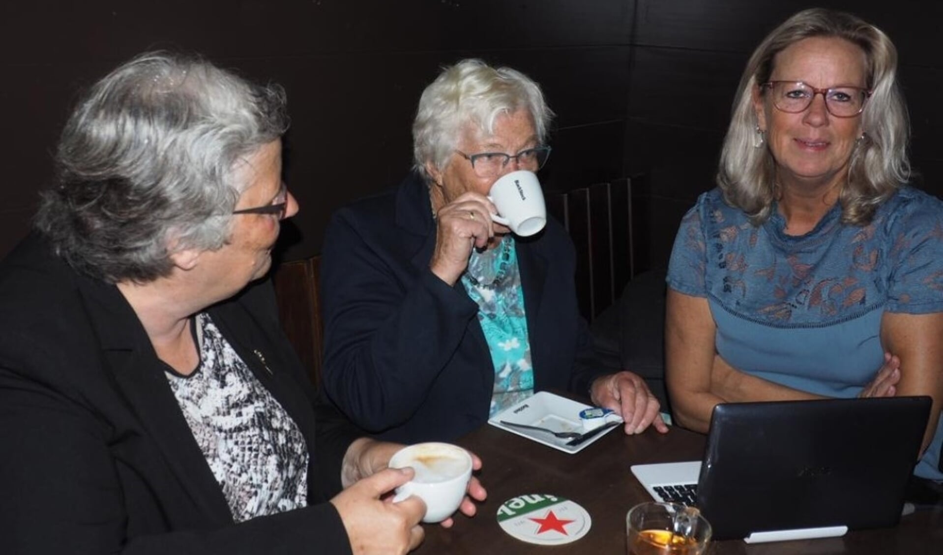 Wethouder Lamers (l) bezocht het Gebarencafé van Karin van Aken (r). Foto: Edith de Graaff