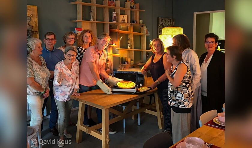 Op de foto Hans Rasch, Marleen Persoon ( voormalig Ons Voorschoten) met vrijwilligers van de Odensehuiskamer. Foto: PR