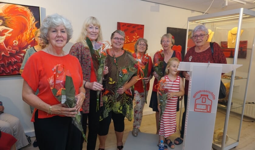 Ladies in red. Zes bestuursleden werden in het zonnetje gezet door ere-lid Aeltsje Sierksma. Foto's: VSK