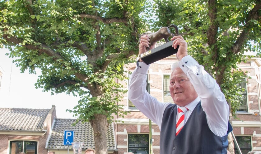 Kapper Jan Teske kreeg bij zijn jubileum Het Paard cadeau, hij is namelijk al tientallen jaren ook nog eens bestuurslid bij het Comité Paardenmarkt. 'Het beeld krijgt een mooie plek in de winkel!' Foto: Nelleke de Vries