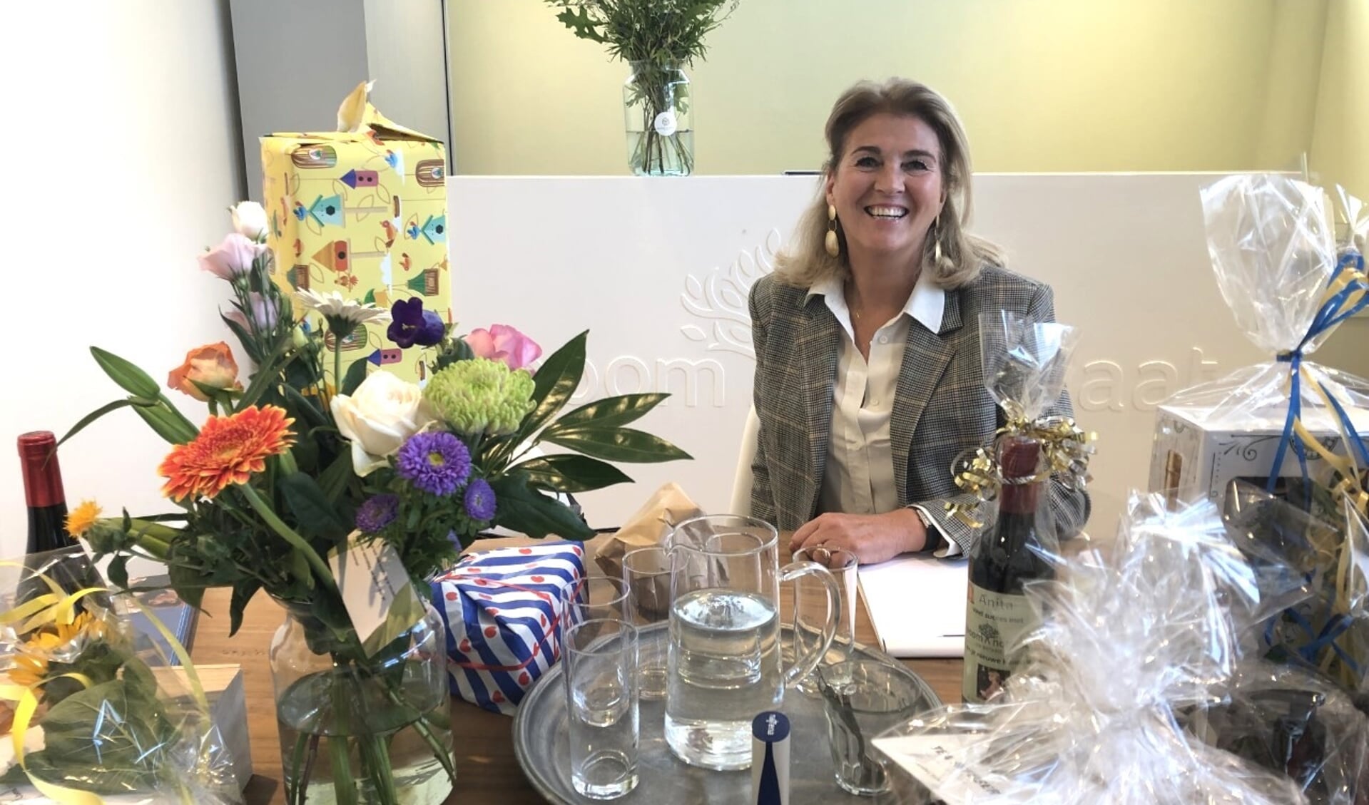 Felicitaties en veel bloemen voor notaris Anita van Straaten bij de opening van het nieuwe kantoor. Foto: VSK