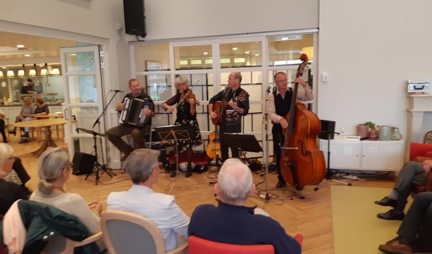Een Franse middag in Adegeest. Les Copains lieten de aanwezigen genieten van de mooiste chansons. Foto: De Toonzetter