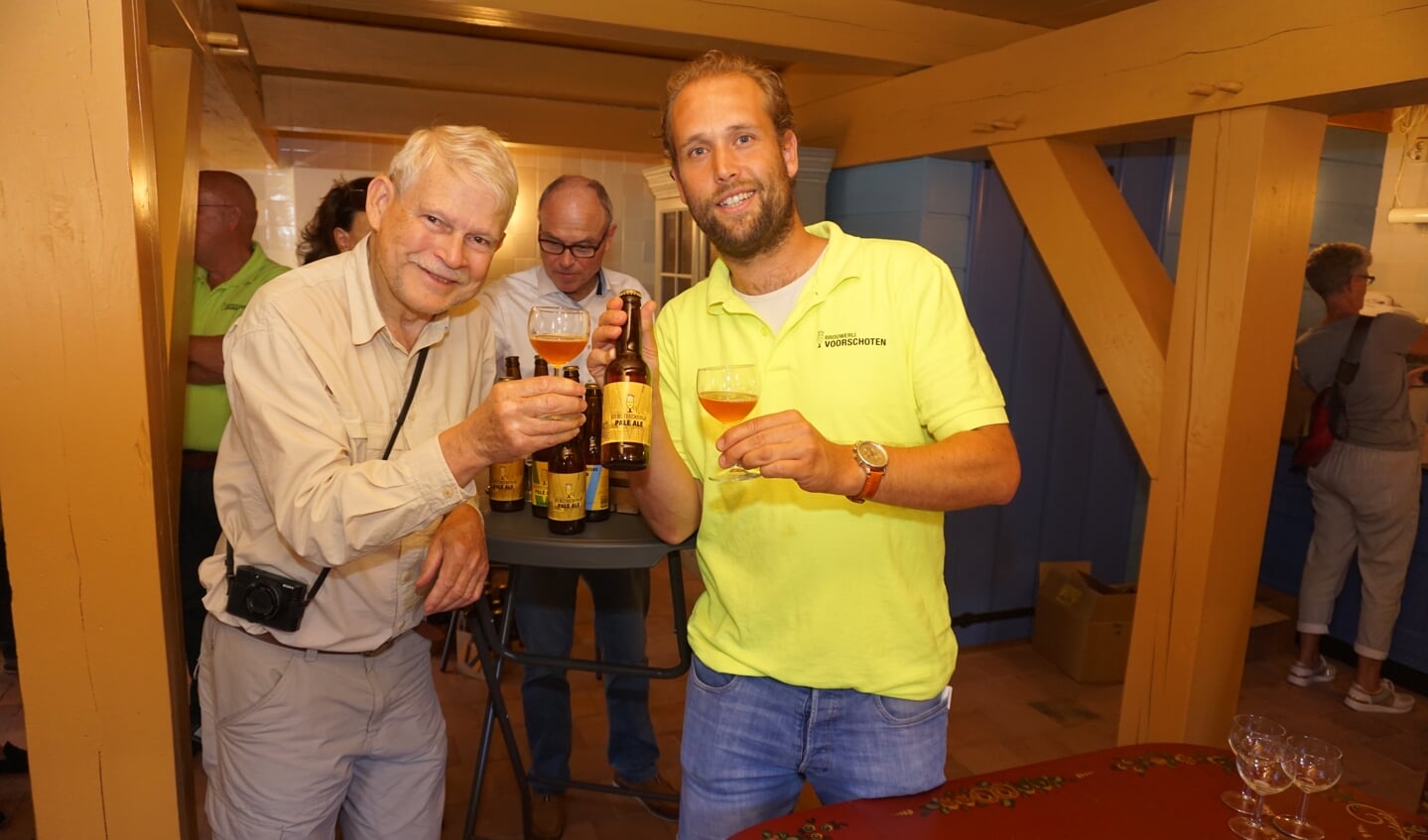 Clemens Olsthoorn, eigenaar van Molenlaan 5 en Sander Rooijakers. 