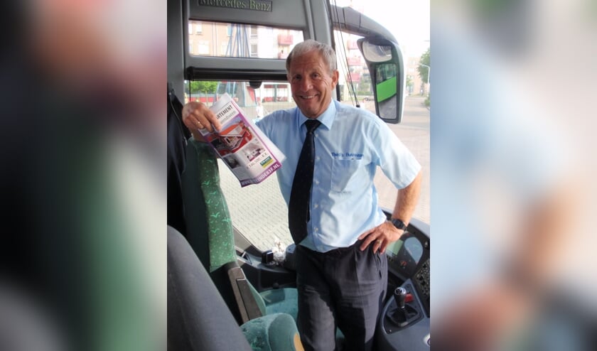 Theo Saunier is al een halve eeuw de chauffeur van heel wat sportploegen. Aan stoppen denkt hij nog lang niet. 'Mijn agenda zit propvol!'. Foto: Hans Douw
