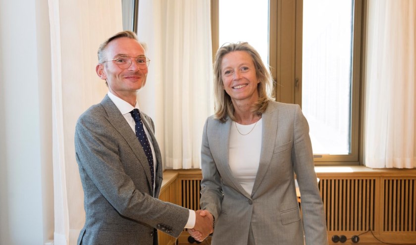 Felicitaties van minister Kajsa Ollongren voor Nanning Mol. Foto: Gemeente Laren facebook