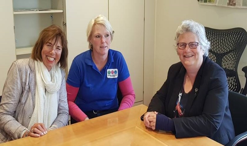 V.l.n.r. Lineke Bruins (voorzitter Raad van Toezicht van Stichting Kinderboerderij Voorschoten), Sandy Seijn (beheerder Kinderboerderij Voorschoten), wethouder Monique Lamers. Foto: gemeente Voorschoten